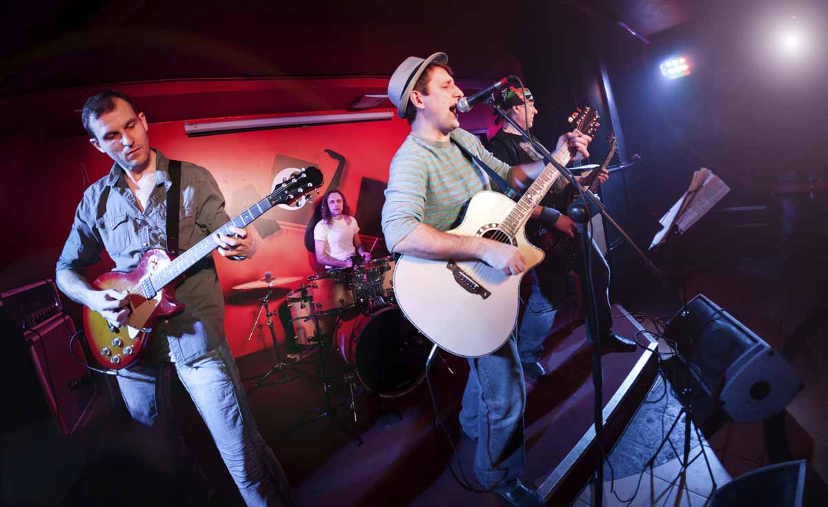 musician plays a guitar