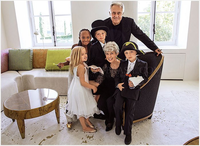 Brad Pitt's parents, William and Jane Pitt , with Zahara , Shiloh , Vivienne and Knox. Image:   http://angelinafanbrasil.com/