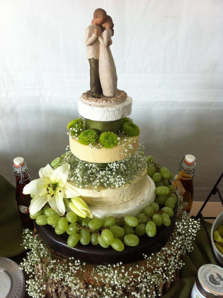 With all the usual accouterments, including a romantic bride and groom cake topper, this is one cake that will leave your guests green with envy. Image: Gbrusso.com