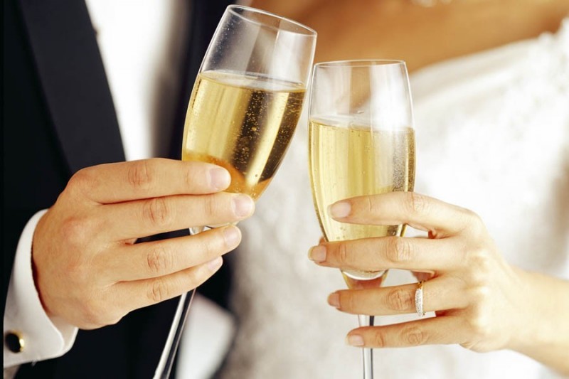 Easy-Weddings-Cheers-1-900x600-800x533