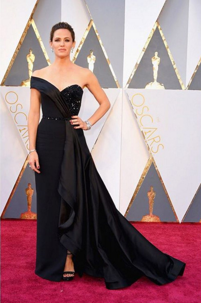 Jennifer Garner in Versace. Image Versace via Instagram