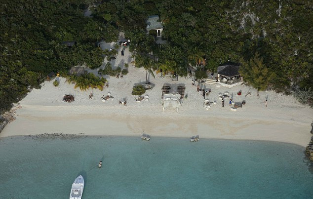 A view from above as Johnny and Amber take their vows. Image: People Magazine via Splash News.