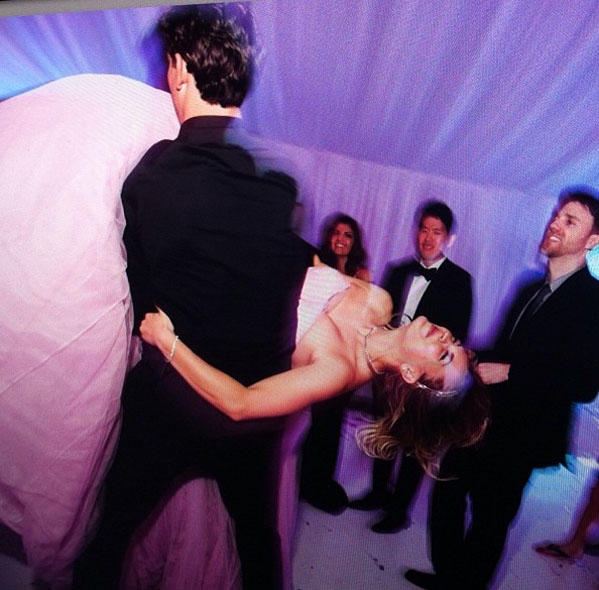 Kaley Cuoco marries in Vera Wang