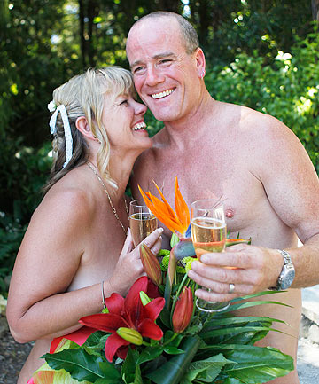 New Zealand naturists Nick and Wendy Lowe got married in their birthday suits New Zealand naturists Nick and Wendy Lowe got married in their birthday suits