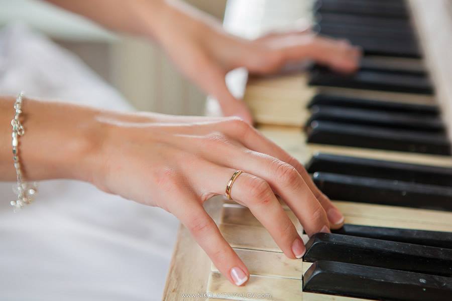 Wedding photos by the piano