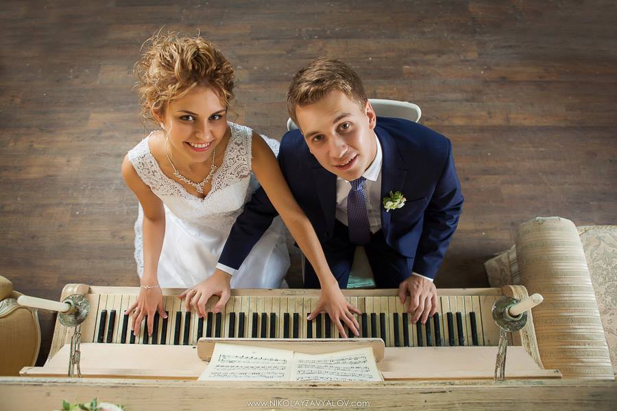 Wedding photos by the piano