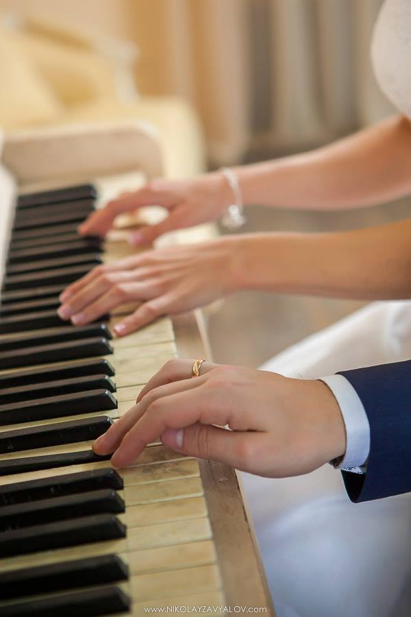 Wedding photos by the piano