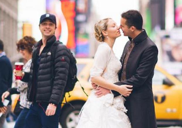 Actor Zach Braff was crossing the road while this wedding photo was being taken - and he was nice enough to stop and smile... LOL Zach Braff wedding photobomb