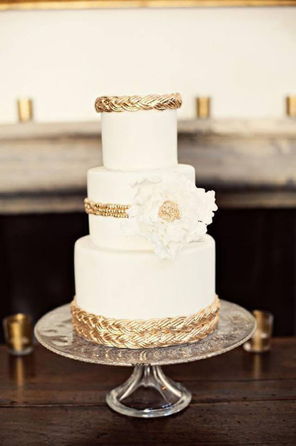 elegant-wedding-cake-with-golden-bands