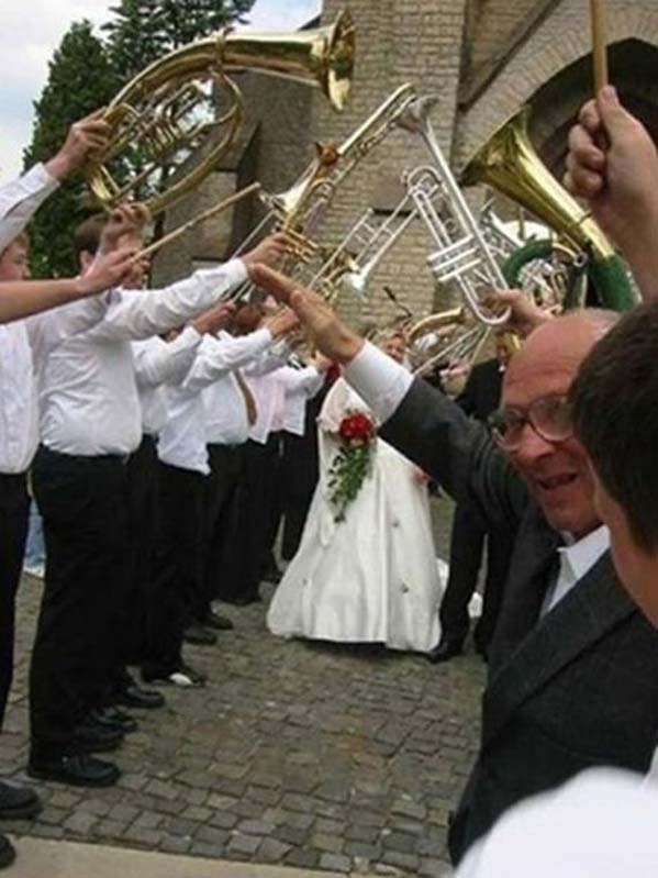 Erm, we don't even know what to say about this one... fun wedding photo photobomb