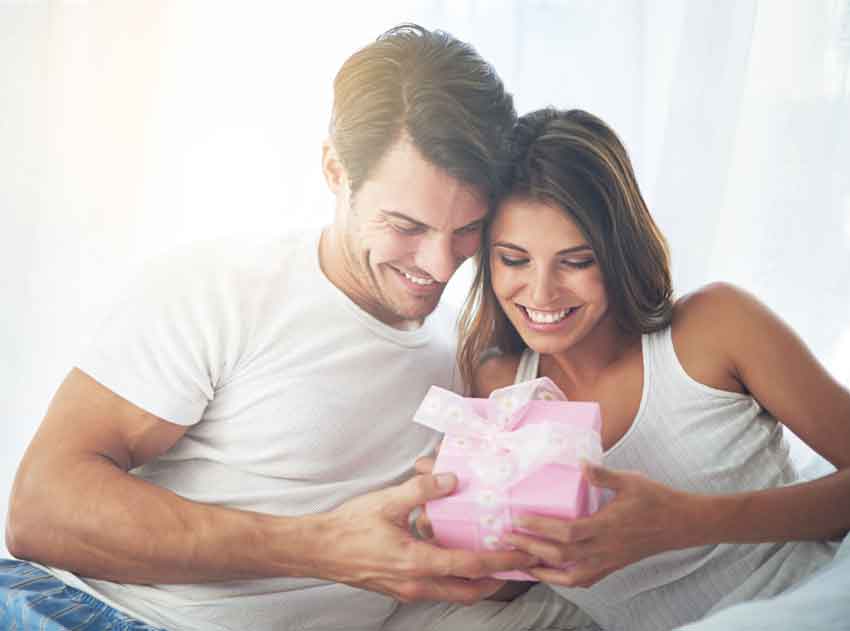 newlyweds-exchanging-gifts-after-wedding