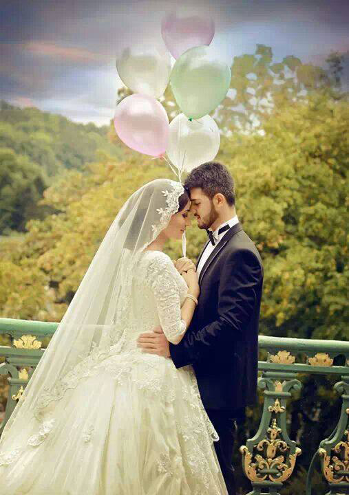 newlyweds holding balloons