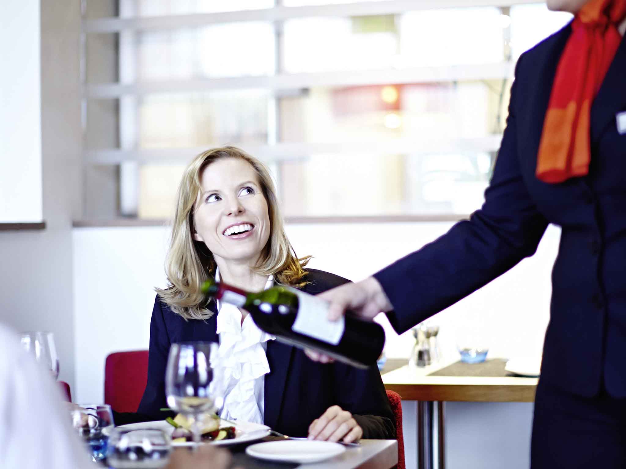 via www.accorhotels.com/1073